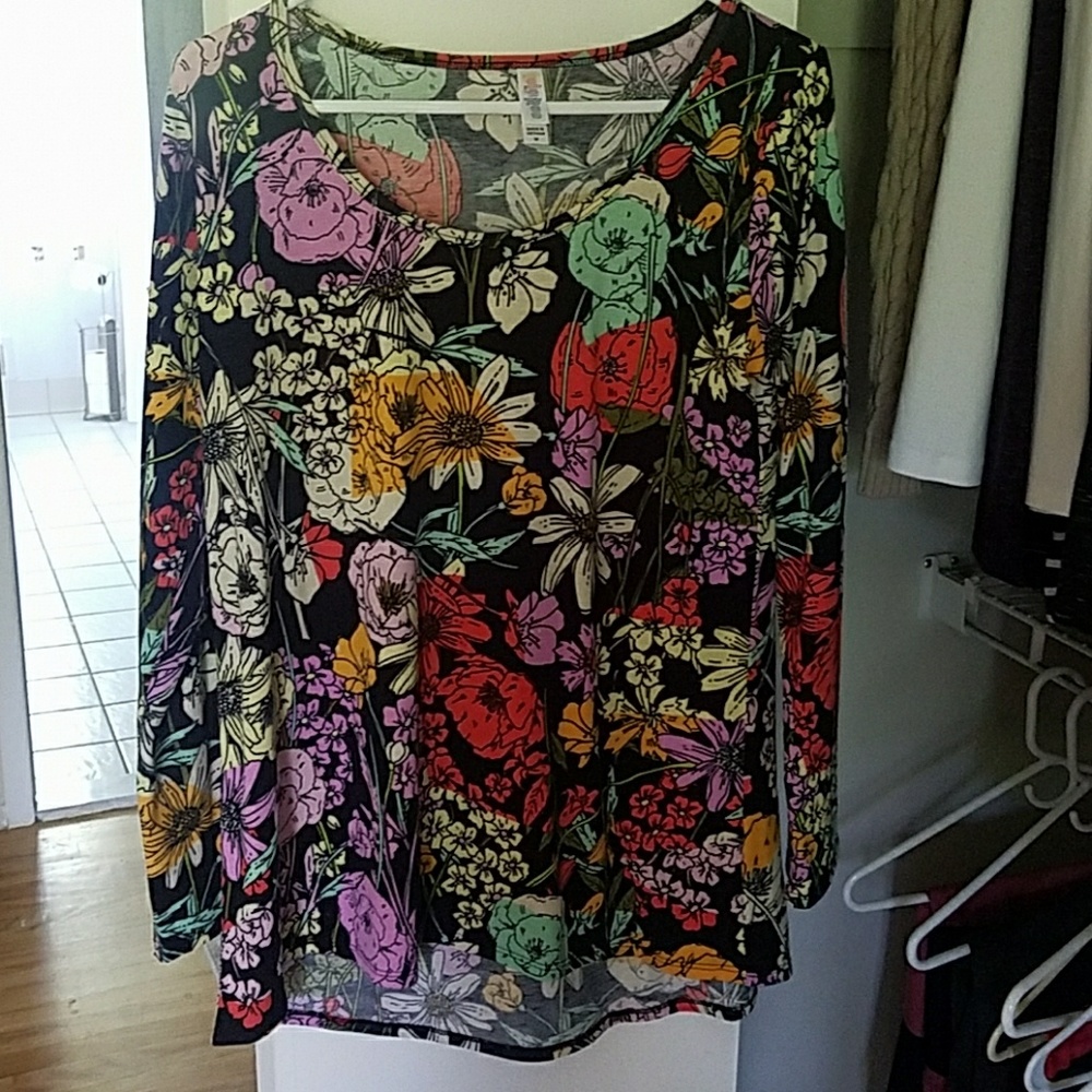 LuLaRoe Lynnae shirt, size medium